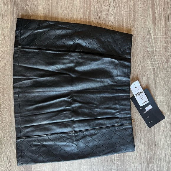 Vegan Leather Zipper detail skirt size small - Picture 4 of 6
